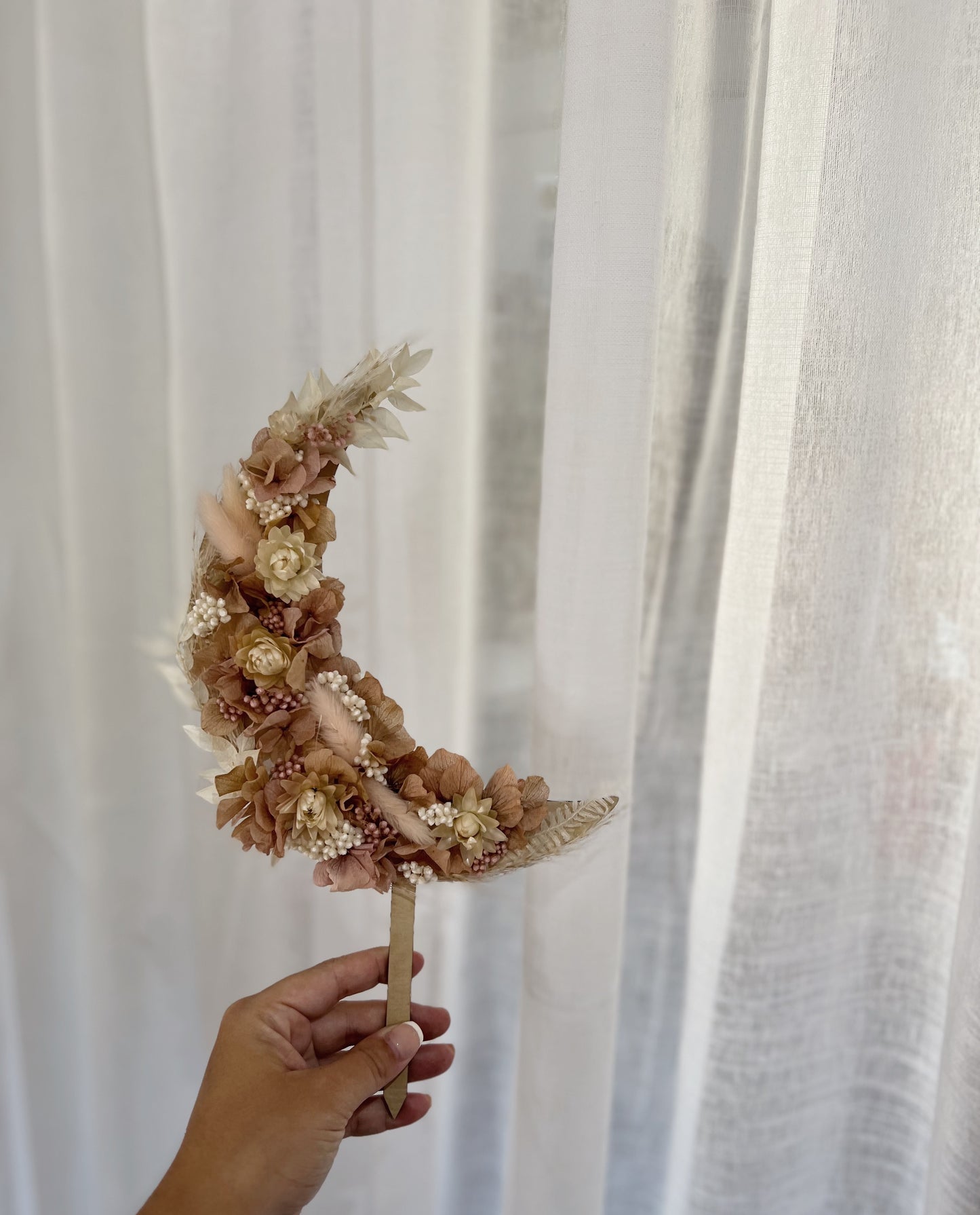 Crescent Moon Dried Flower Cake Topper - Blooming Sanzi